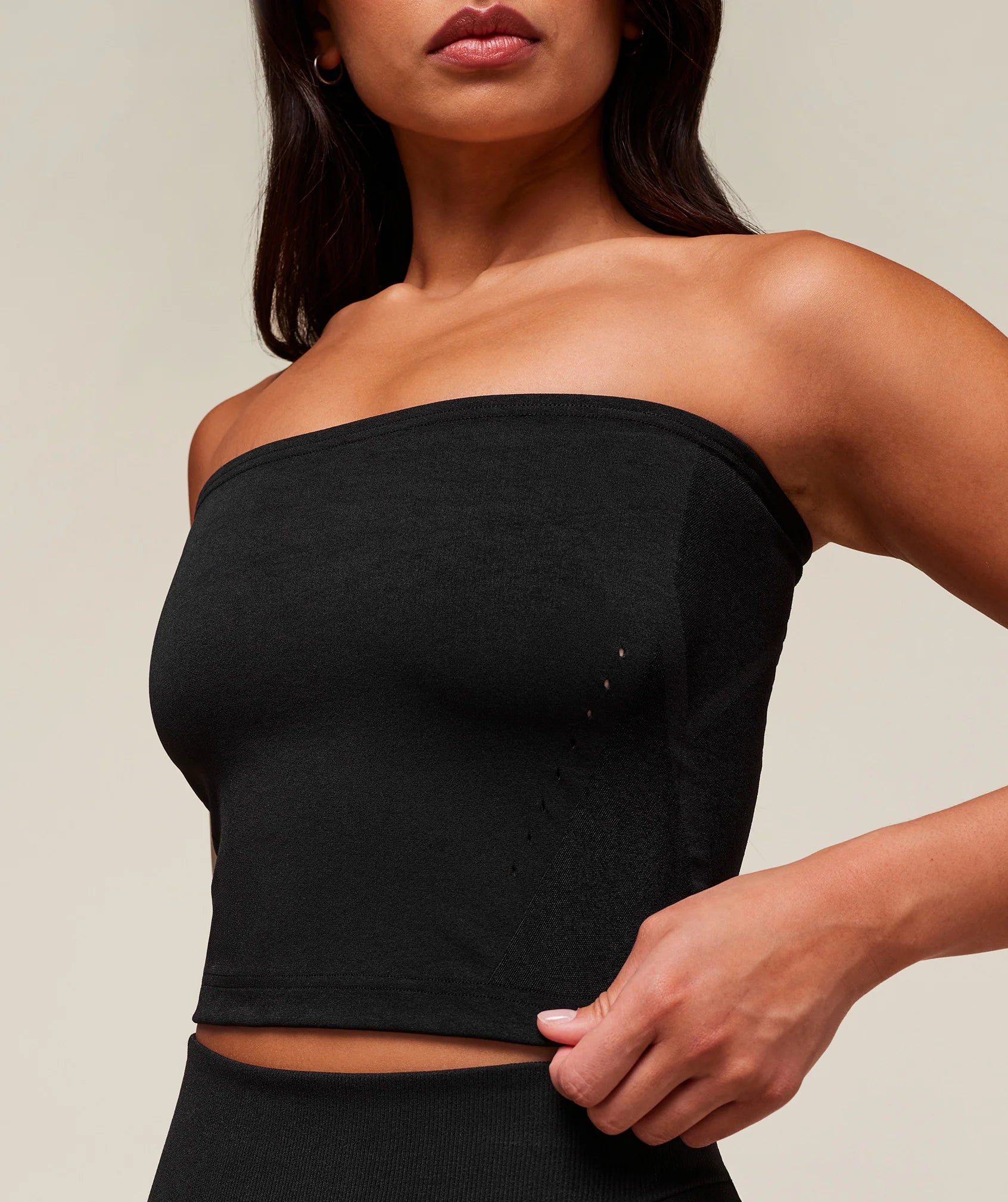 images-everywearWarpKnitTubeTopGSBlackB1C8H_BB2J_1197_3840x_85e92a11-602a-456c-bfc1-7a05b09b7ab6.webp